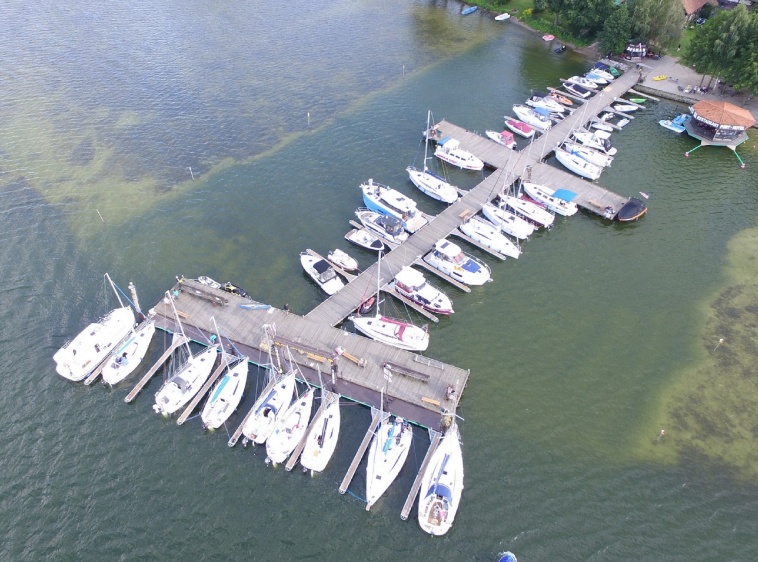 Marina Lester Club   Widok z lotu ptaka, widać jak głęboka jest woda w porcie.